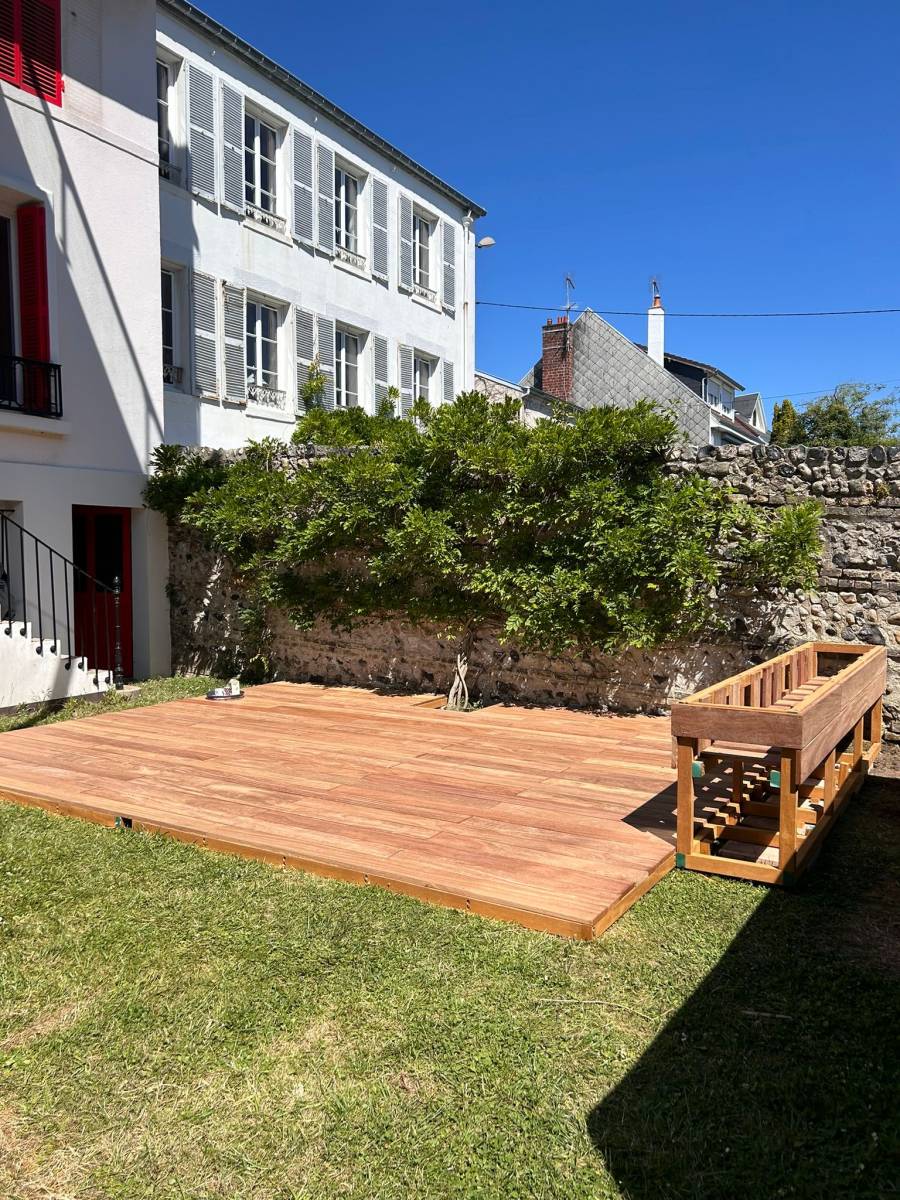 Installation d'une terrasse en bois dans un jardin au Havre